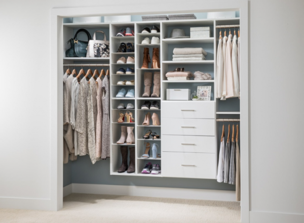 Lemari pakaian dengan sistem penyimpanan vertikal untuk sepatu